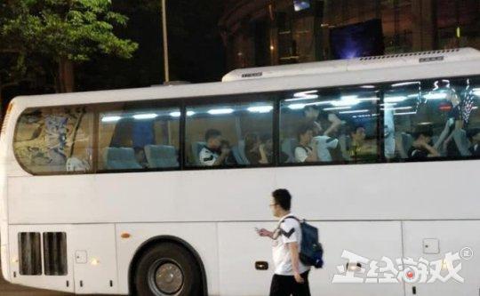 绝地求生澳门邀请赛,冠军余文乐亲自接送,亚军