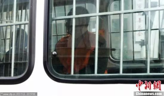 资料图：2012年4月24日，丹东，反赌扫黑再开庭，图为谢亚龙抵达法院。图片来源：CFP视觉中国