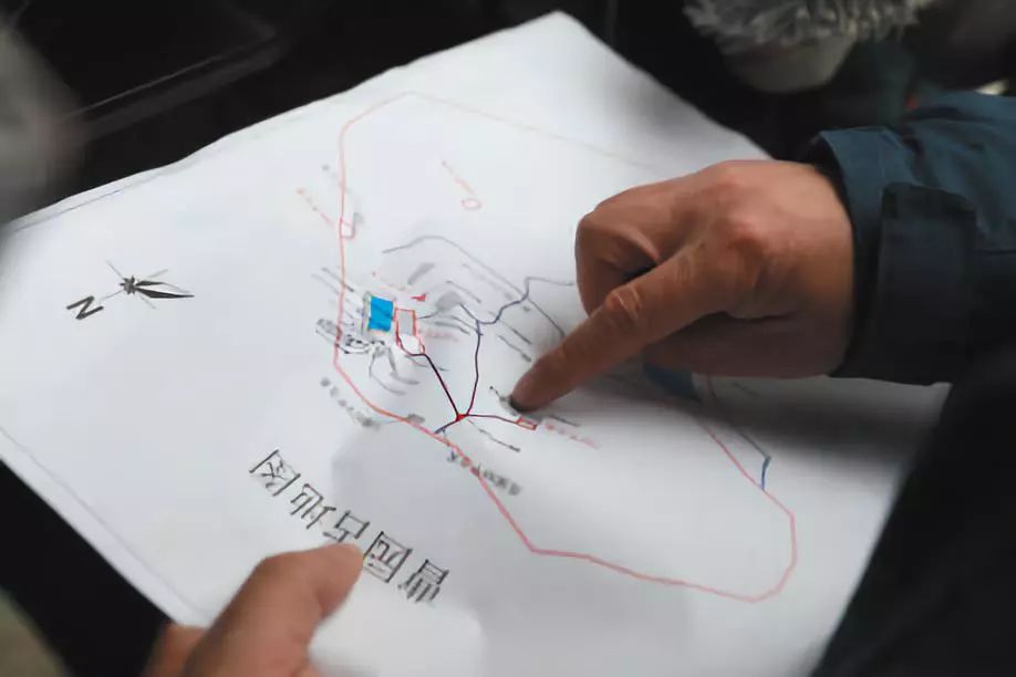 ▲牡丹江市林业和草原局工作人员出示曹园违规占地图纸。
