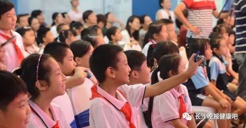 全国爱牙日有话要说：牙齿小洞不修补，两年后只剩烂牙根