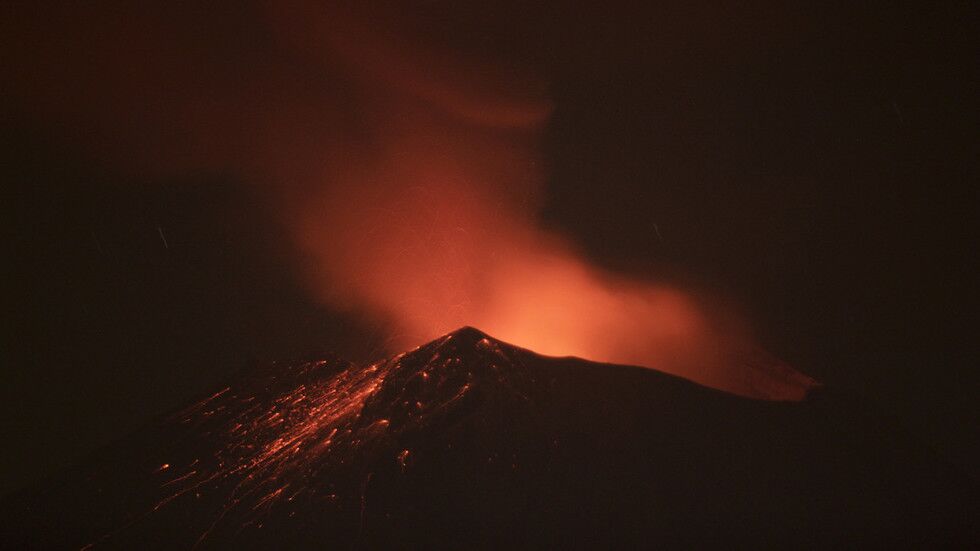 波波卡特佩特火山爆发,图片来自路透社