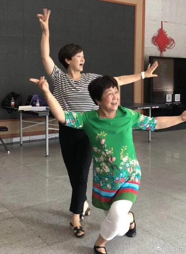 61岁的邓婕跳舞风韵不输王熙凤时期，18岁旧照才是她的颜值巅峰