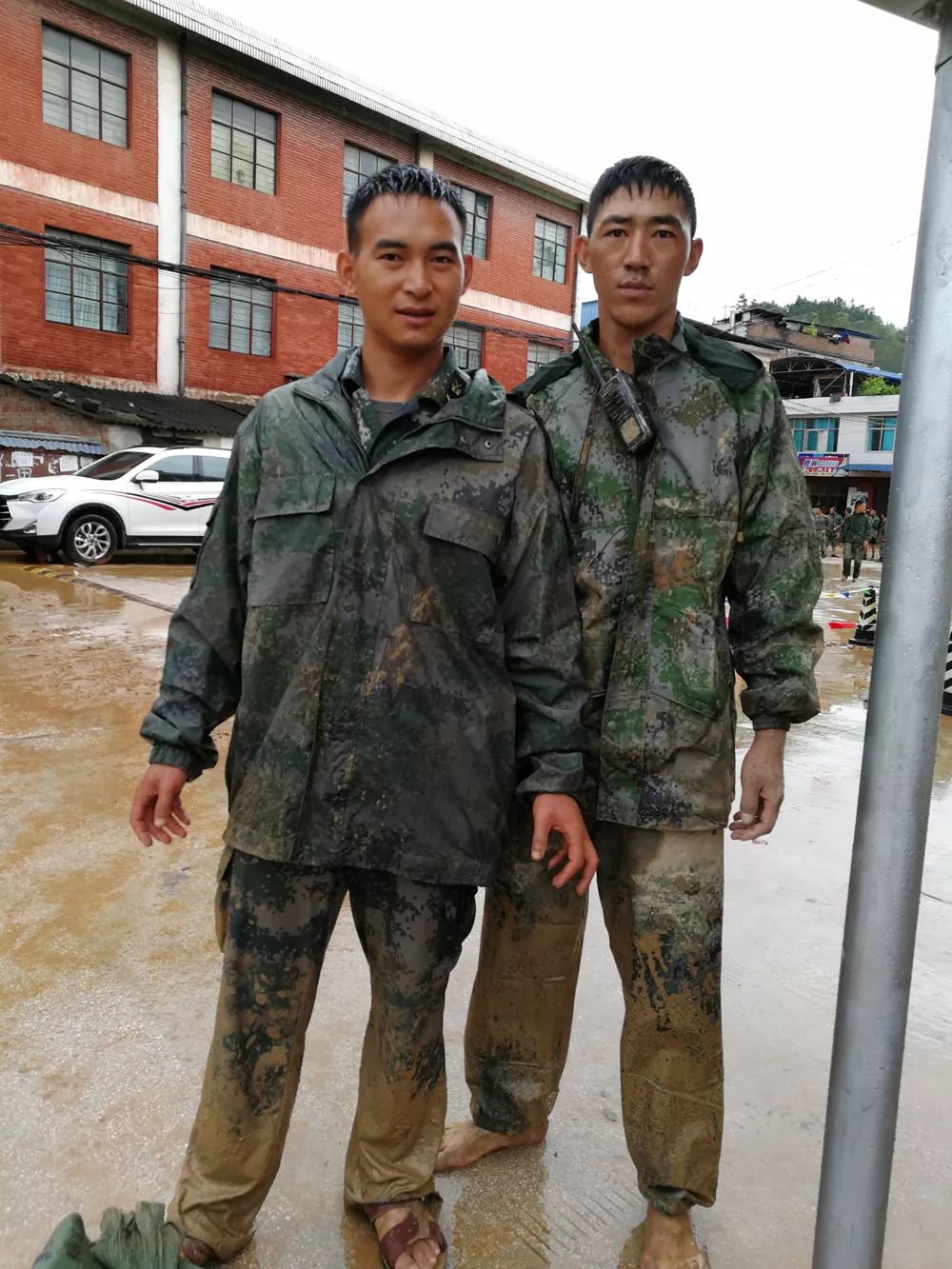 麻栗坡县猛硐乡发生特大山洪泥石流，救灾结束后，杜富国（左）与战友合影。陈杨 摄