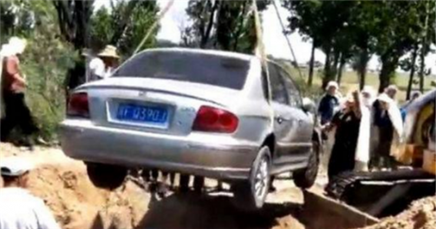 男子买宝马当棺材下葬 网友：估计有人来盗墓