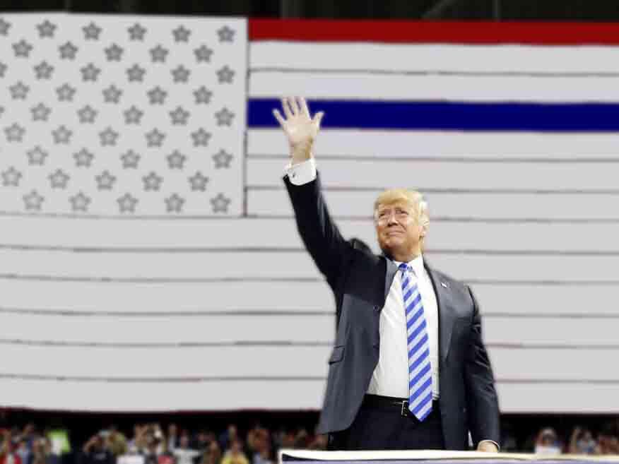 特朗普和小朋友一起画美国国旗 出了个大糗