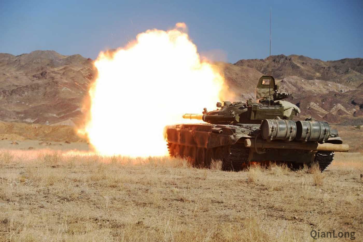 哈萨克斯坦军队演习 多种机型使用火箭弹进行火力支援