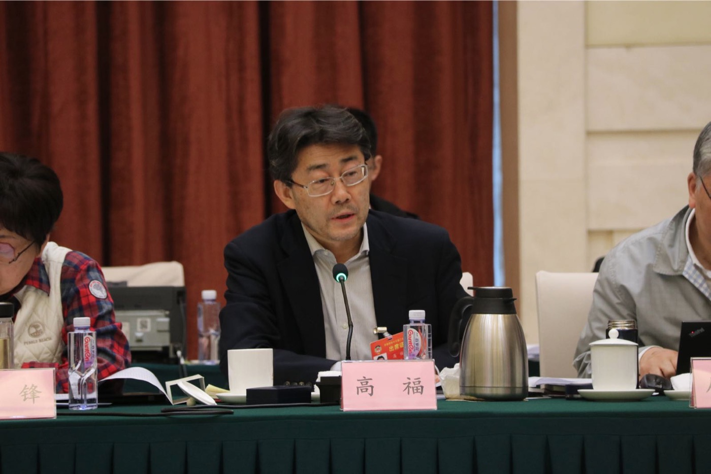 今天上午,全国政协委员、中国科学院院士、中国疾病预防控制中心主任高福在政协小组会议上发言。摄影/新京报记者 倪伟