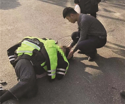 寒风中女子骑车摔伤 警辅脱衣帮她御寒