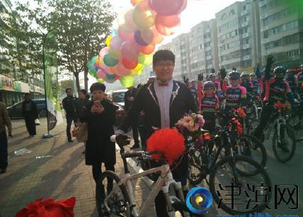 炸街了！天津一对新人结婚百辆豪车占了整条街，网友：堪比世界”豪车展“！