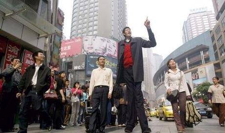 中国最高的人张俊才,比226cm的姚明还要高16cm