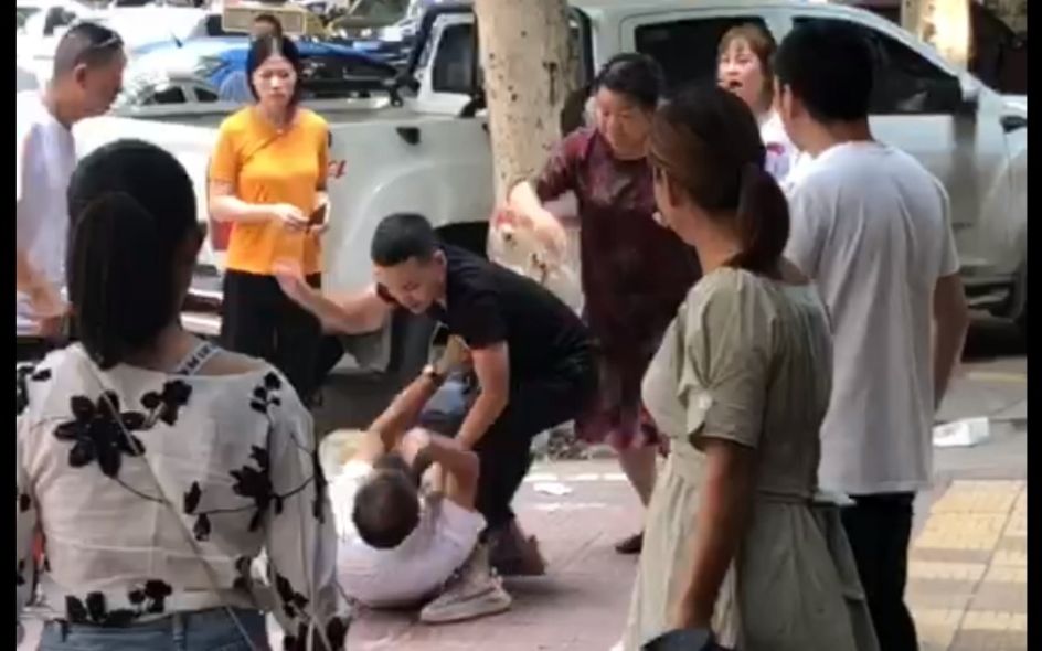 「九州注册」罕见一幕!美叙军车擦肩而过,一个撤离一个赶赴前方
