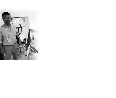 “不落的纸飞机”爆红 设计师几年前曾获得总理点赞