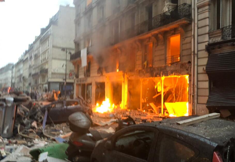 巴黎中心区发生剧烈爆炸 附近街道起火一片混