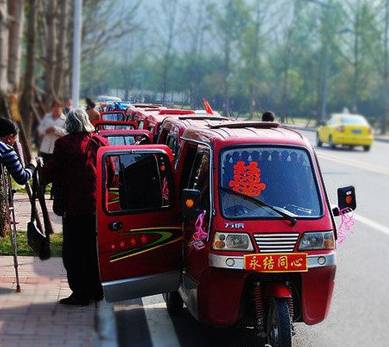 炸街了！天津一对新人结婚百辆豪车占了整条街，网友：堪比世界”豪车展“！