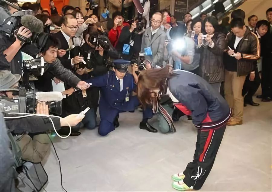 刚回到日本，福原爱就因为被记者紧逼而含泪鞠躬道歉 / 视觉中国