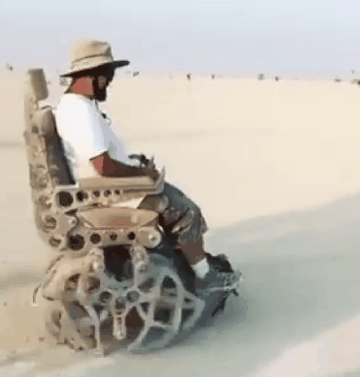 报告,走廊上有一只奇行种 动图 上去忍杀啊 多简单