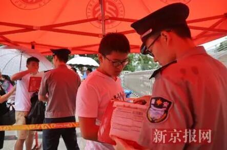 ▲被媒体广泛报道的在工地上收到录取通知书的崔庆涛前来报到。图片来源：新京报