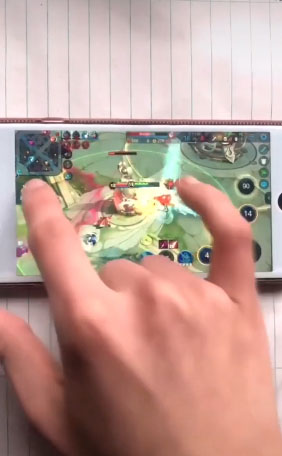 硬核玩家!王者荣耀大佬同时操作两部手机,自己给自己打辅助?