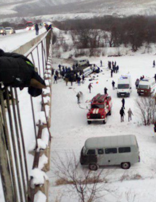 俄罗斯大巴从6米高桥上坠河 19死21伤(图)