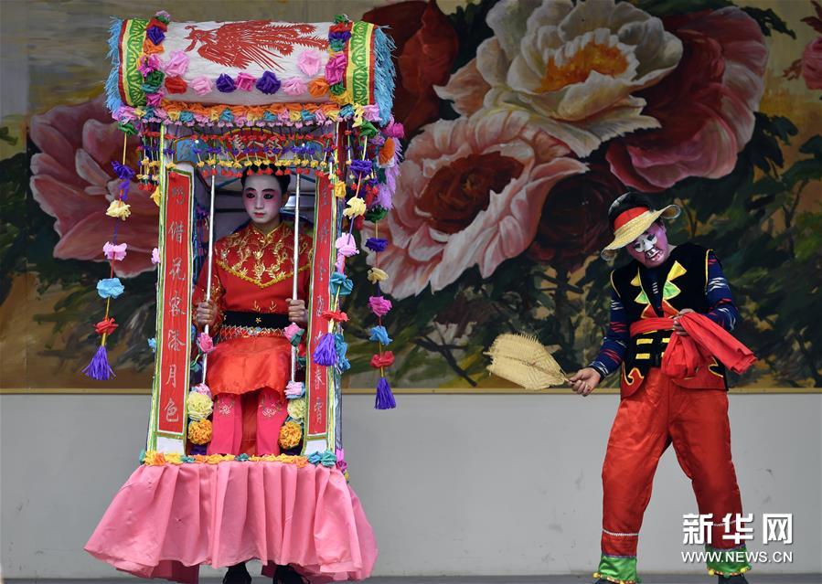 甘肃陇南：花灯戏展演迎元宵