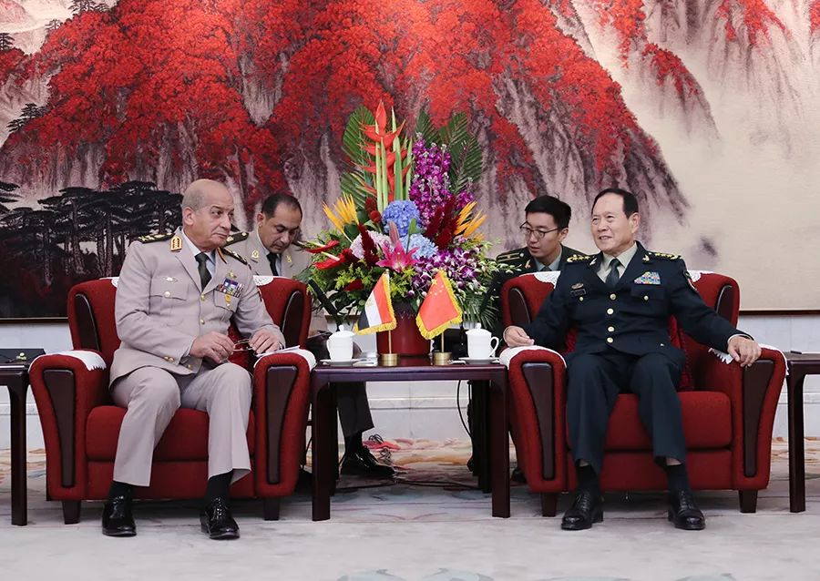 10月20日,国务委员兼国防部长魏凤和在八一大楼与来华出席第九届北京香山论坛的埃及国防和军工生产部长扎基举行会谈。李晓伟摄