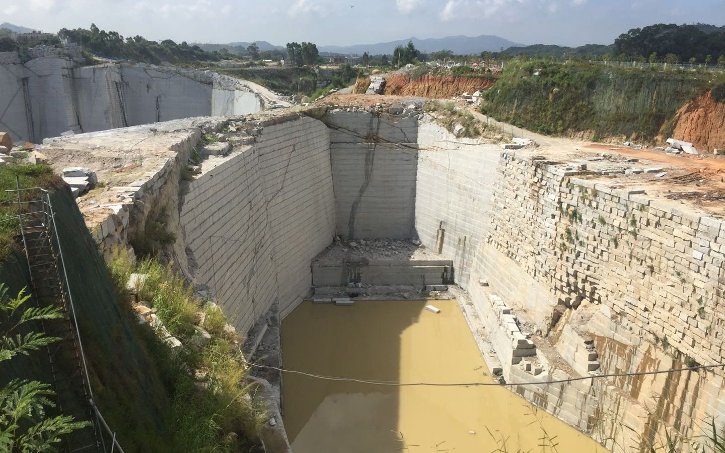 8月27日，漳浦县某处已经封闭的矿坑。 新京报记者 张胜坡 摄