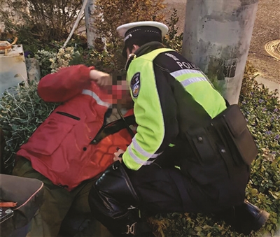 摔倒致昏迷,民警将他救醒