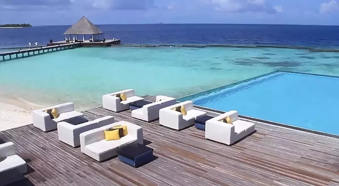 过够了两点一线的生活,不如来场现实逃避