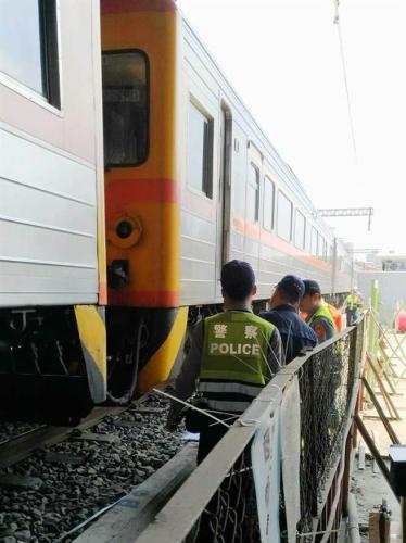 高雄铁路地下化工人疑躲避不及遭火车撞死。(图:台湾《中时电子报》/柯宗纬翻摄)
