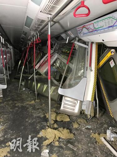 车厢被撞变形。图片来源：香港《明报》