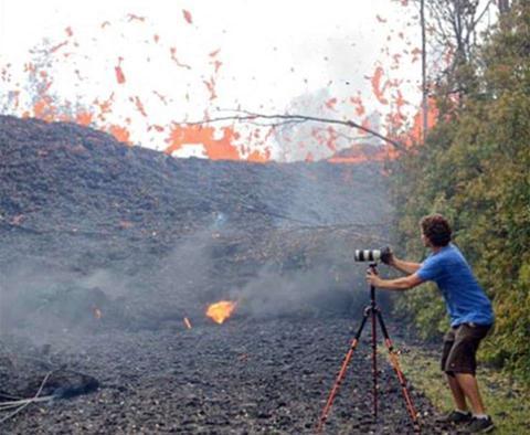 冒险拍照的火山摄影爱好者。