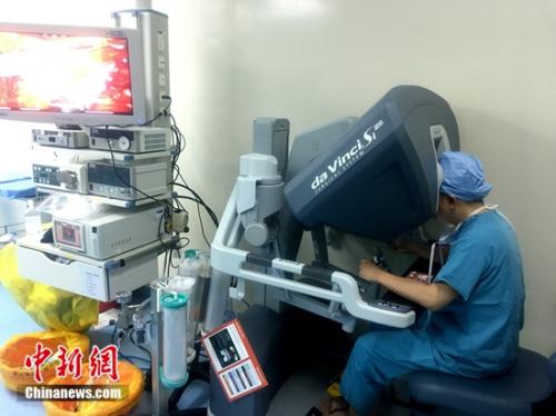 张彬教养任命在操干台操干臻芬零数机具人终止顺手术