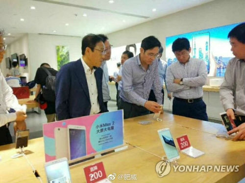 5月3日，在深圳小米之家，三星电子副会长李在镕在小米手机展台参观。（韩联社/微博截图）