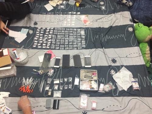 台南警方查获母亲、儿子及女友组成家族贩毒集团,起出一包包海洛因、安非他命毒品。图片来源:台湾《联合报》 记者谢进盛/翻摄