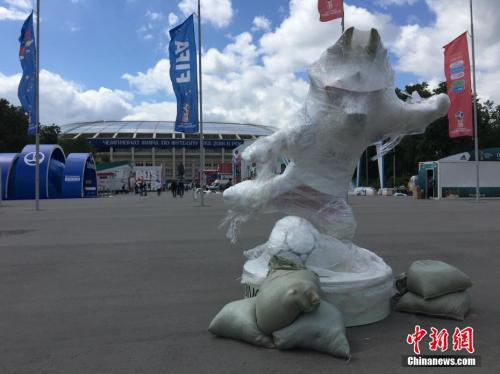 莫斯科卢日尼基体育场,场外吉祥物还未揭开面纱。中新社记者 富田 摄