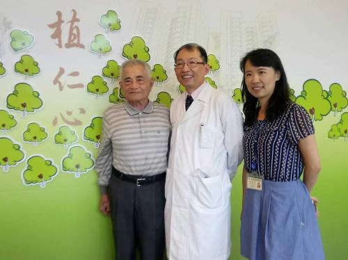陈明雄(左一)与医师。台湾《联合报》记者陈婕翎/摄影