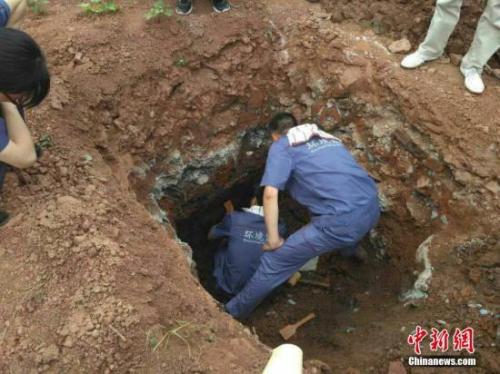 资料图:四川省环境监测总站专家及地勘人员对涉嫌多氯联苯污染的点进行土壤采样。田雪皎 摄