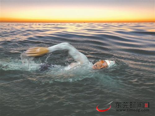 东莞游泳名将陈苏伟成功横渡英吉利海峡