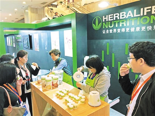 在第三届特殊食品产业展览会上,蛋白混合饮料等营养品备受年轻女性欢迎。吉蕾蕾摄