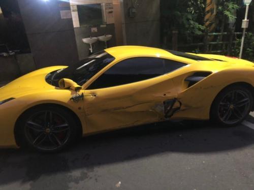 被撞坏的法拉利跑车。台湾《联合报》记者袁志豪翻摄