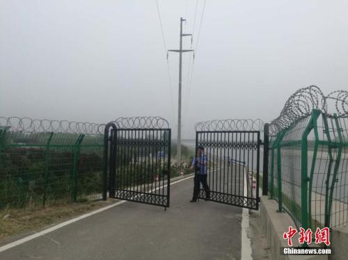 资料图:在“空姐遇害案”调查期间,警方在刘振华跳水地方展开搜索、打捞。刘鹏 摄