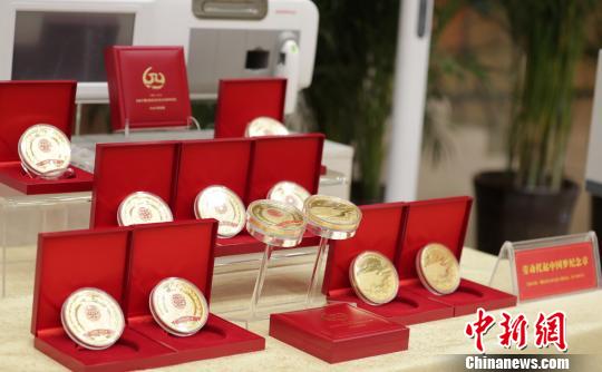 中央代表團贈送勞動托起中國夢紀念章。 楊迪 攝