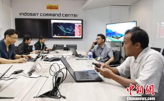 图为华为印尼公司雅加达War Room，与客户在作战室联合保障、恢复网络。华为印尼公司供图