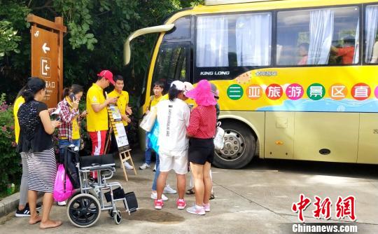 “景区直通车”团队在为游客提供服务。 陈哲 摄