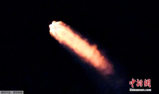 资料图:当地时间2018年2月22日,美国太空探索技术公司SpaceX在范登堡空军基地成功地发射了一枚“猎鹰9号”火箭,将其两颗互联网实验卫星Microsat 2a和2b送入轨道。