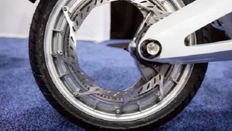 无辐条轮毂的电动车，可三段折叠，有个空隙就能停车