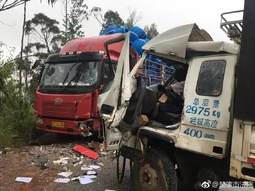 法院干警途中遇车祸,楚雄南华两车相撞(组图)