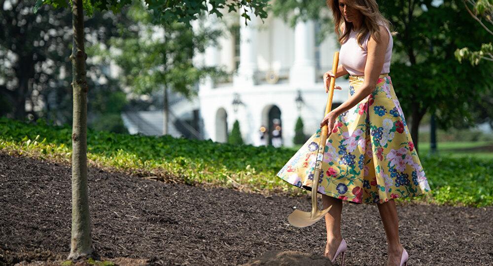 穿高跟鞋种树 美第一夫人再因着装问题遭炮轰