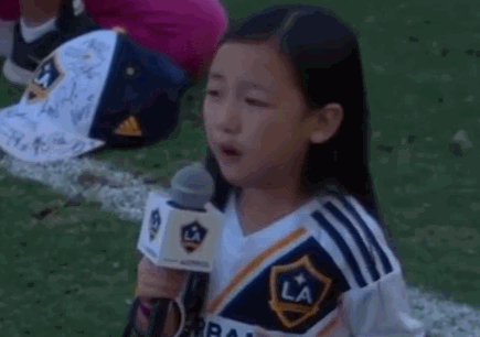 在MLS献唱美国国歌 7岁亚裔铁肺女孩燃爆全场(图)