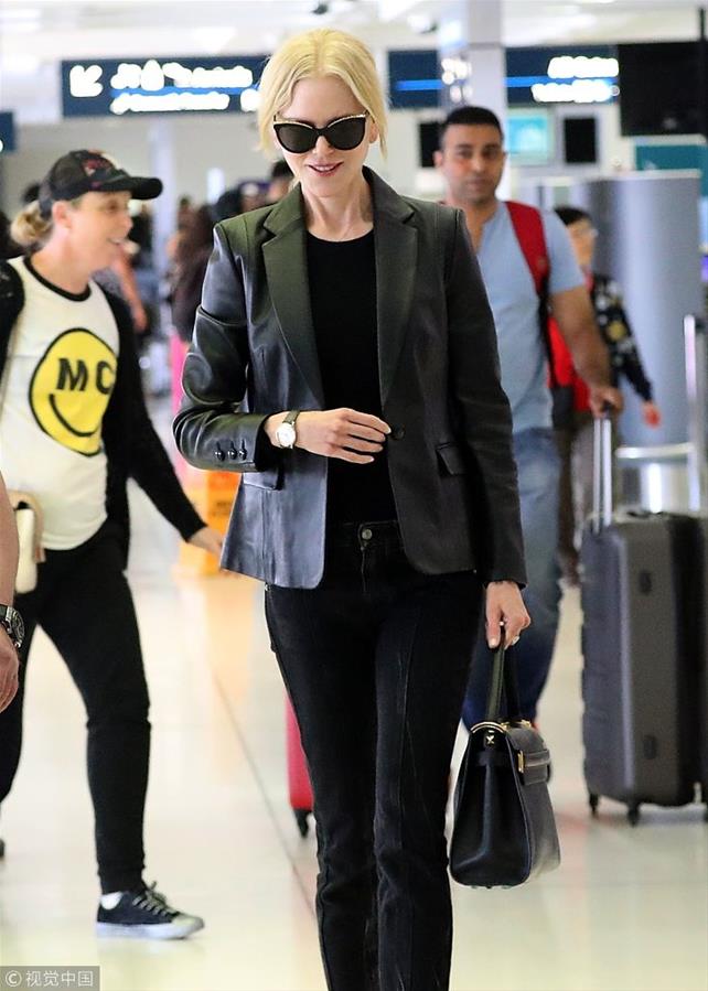 妮可·基德曼架黑超全黑LOOK干练有型